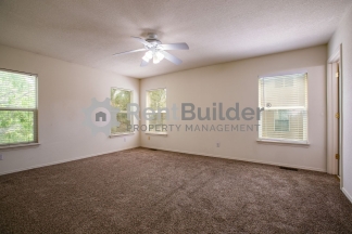 ******Just Reduced!  SPRING SPECIAL! $300 OFF RENT!*******