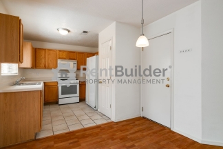 ******Just Reduced!  SPRING SPECIAL! $300 OFF RENT!*******