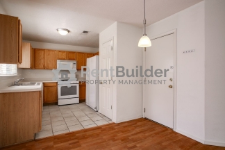 ******Just Reduced!  SPRING SPECIAL! $300 OFF RENT!*******