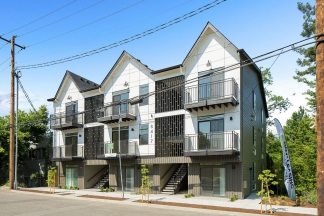 **CONCESSION - ONE MONTH FREE RENT ON APPROVED CREDIT** Upper Floor Contemporary 1 Bedroom Apartment - SW Portland