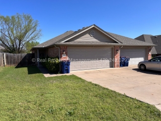 READY FOR YOU! 3 bed 2 bath duplex in GREAT location!