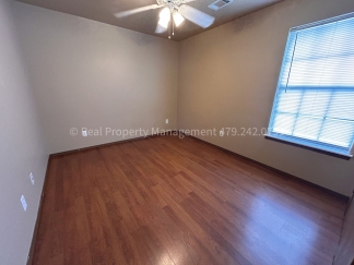 READY FOR YOU! 3 bed 2 bath duplex in GREAT location!