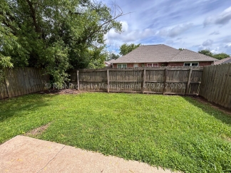 READY FOR YOU! 3 bed 2 bath duplex in GREAT location!