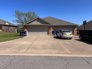 READY FOR YOU! 3 bed 2 bath duplex in GREAT location!
