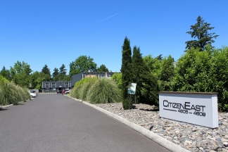 Nice Upper Floor 2 BD/1 Bath with Yard In Convenient NE Portland Location!