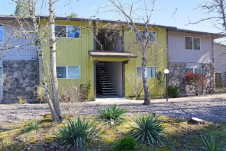 Spacious 2 Bedroom Unit in Gorgeous Raleigh Hills Apartment Community