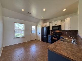 ***SUMMER SPECIAL $500 off the first month's rent!! *** Charming 3-Bedroom Home in Cedar Point HOA Community – Perfect for Outdoor Living and Family Comfort!