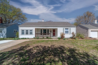 2 Bedroom with Bonus room and Hardwood Floors - Schweiter Neighborhood