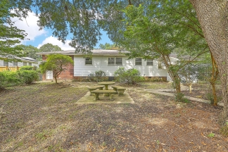 Single Family Home in Park Circle!