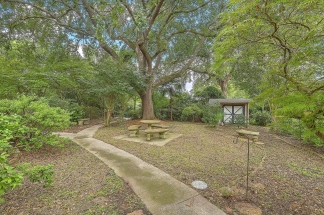 Single Family Home in Park Circle!