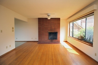 NOB HILL: 2 Bed Apt w/PARKING & Fireplace -steps to shopping/dining/nature