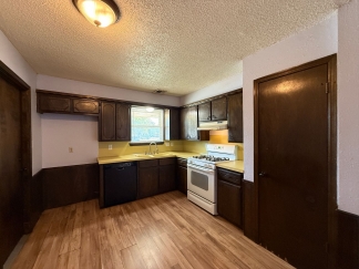 Available for Showing Now! Flexible Lease Term 9 to 18 Month Offer!! ***SPECIAL 50% OFF 1ST FULL MONTH'S RENT*** HUGE LOT ~ ALMOST 1/3 ACRE ~ Close proximity to OU Campus