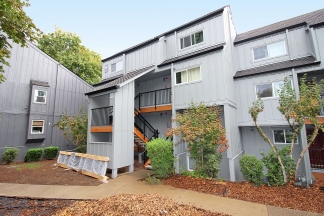 Fully Remodeled 3 Bedroom/2.5 Bathroom Lake Oswego Condo