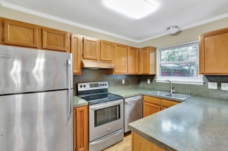 Charming 2BR End Unit Townhome in Prime Location!