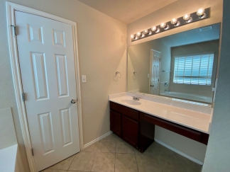 Gorgeous 4 bed/2.5 bath home in a great location with easy access to Highway 1604 and IH-35.