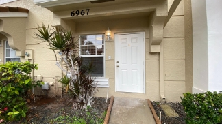 Charming 2-Bed with 2.5 Baths in Lake Worth