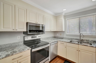 Prime Location Near Ravenel Bridge & Charleston Hotspots