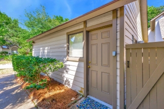 Prime Location Near Ravenel Bridge & Charleston Hotspots