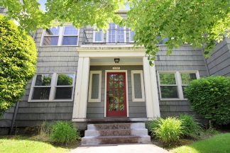 Spacious and Bright 1 Bedroom Unit in Hot SE Division Neighborhood!