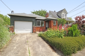Spacious & Remodeled 2 Bed/1 Duplex Apartment with Mid-Century Flair