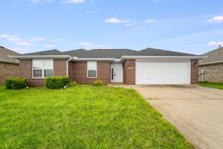 Charming 3-Bedroom, 2-Bathroom Home for Rent in Bentonville