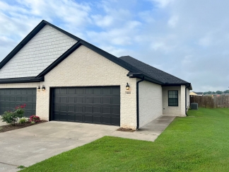 Beautiful 3 Bed/2 Bath Single Story Duplex in Chaffee Crossing! **Move In Special!**