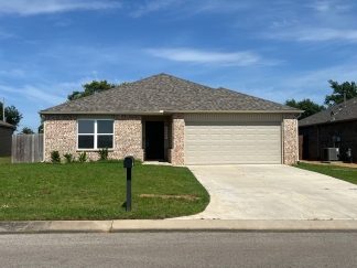 Effortless Comfort: Brand-New Upgrades, Major Appliances & Fenced Oasis!
