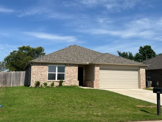 Effortless Comfort: Brand-New Upgrades, Major Appliances & Fenced Oasis!