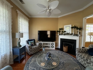 Single Family Home in White Gables
