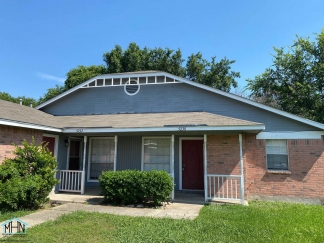 Cute & Cozy Duplex Nestled in a Prime Location, just five minutes from I35!