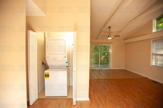 Charming 3-Bedroom, 2-Bathroom Duplex in Chapel Hill – Available Now!