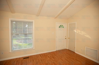 Charming 3-Bedroom, 2-Bathroom Duplex in Chapel Hill – Available Now!