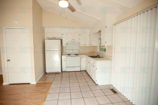 Charming 3-Bedroom, 2-Bathroom Duplex in Chapel Hill – Available Now!