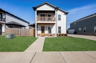 Charming 3-Bed 2.5 Bathroom in Prime Rogers Location