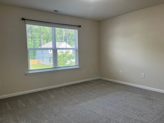 AMAZING LOCATION, Fantastic 4 Bed Home, Internet Included, Available Now!
