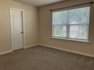 AMAZING LOCATION, Fantastic 4 Bed Home, Internet Included, Available Now!