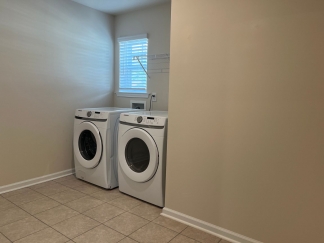 AMAZING LOCATION, Fantastic 4 Bed Home, Internet Included, Available Now!