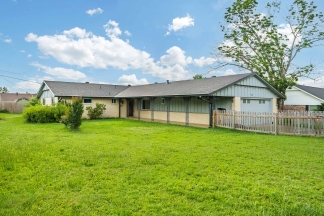 Charming 4-Bedroom Home with Spacious Yard in Rogers
