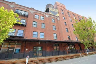 Stunning Remodeled 1 Bedroom Chown Pella Loft