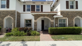 Spacious 3-Bedroom Townhouse with Gleaming Hardwood Floors in West Palm Beach!