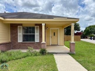 Your Perfect Retreat Awaits! A Charming 3-Bedroom 2-Bath Home Nestled in a Friendly Neighborhood!