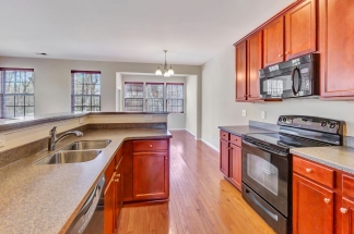Spacious townhouse in Tranquil Hill Plantation!
