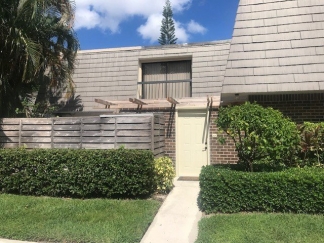 Charming 2-Bed Oasis with 2.5 Baths in Prime Palm Beach Gardens Location!