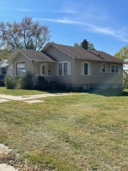 One bedroom house, newer flooring $650 per mo/dep