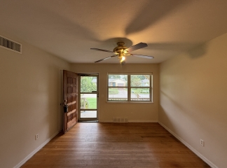 Available for Showing Now! 18-Month Lease Offer!! ***SPECIAL 50% OFF 1ST FULL MONTH'S RENT ~ IF 18-MONTH LEASE SIGNED***    Charming 4 bedroom home in Warr Acres!