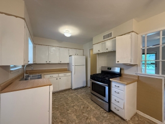 Available for Showing Now! 18-Month Lease Offer!! ***SPECIAL 50% OFF 1ST FULL MONTH'S RENT ~ IF 18-MONTH LEASE SIGNED***    Charming 4 bedroom home in Warr Acres!