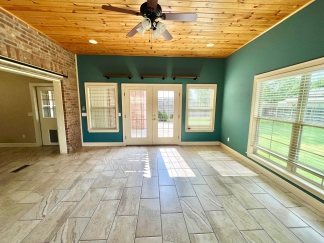 Traditional 3 Bedroom Home For Lease! Apply Today!