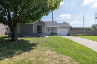 BEAUTIFUL 3 Bedroom 2 Full bath home located in Bentonville!!!!
