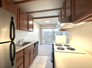 Mountain View 1 Bedroom Ground Floor Unit - Great Location!