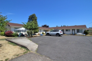 Adorable Light & Bright 2 Bedroom 1 Bathroom One Level Apartment